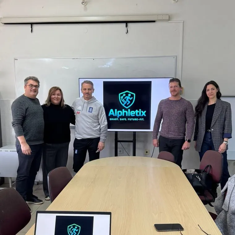 Η ομάδα του έργου Alphletix στην εναρκτήρια συνάντηση, με το λογότυπο του έργου «Alphletix — Smart. Safe. Future-fit.» στην οθόνη