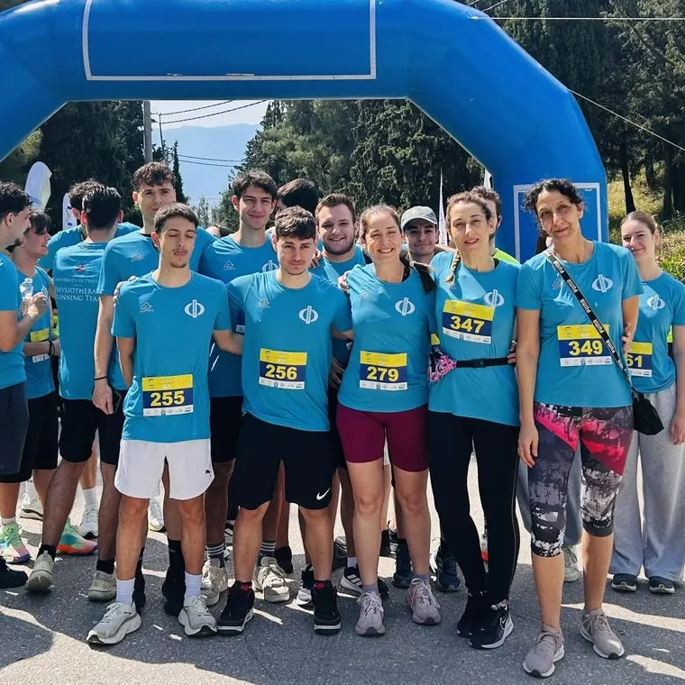 Η δρομική ομάδα του Τμήματος Φυσικοθεραπείας με τις μπλε εμφανίσεις στον αγώνα «Όλοι Μαζί – Όλοι Ίσοι» στη Λαμία